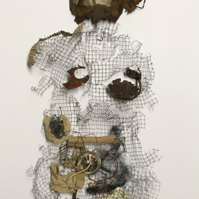 art-sculpture-personnage-femme de grillage dont on voit les organes métalliques-masque-objets recyclés-Hélène Patenaude