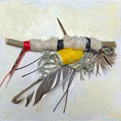 collage d'éléments , objets divers, plumes, papier, ramaux corde tissus Sylvie Brodeur