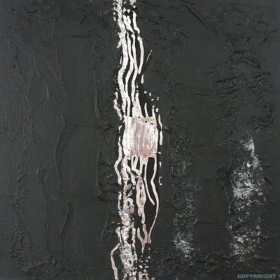 abstraction, petit carré argent flottant sur une coulée argentée au coeur d’un espace noir texturé, Chantal Prud'homme