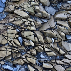 photo, roche fracturée incrustée de roches bleutées, gilbert bellefeuille