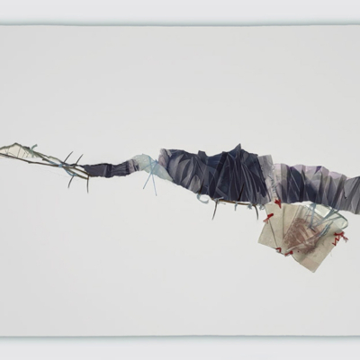 paysage d'hiver abstrait , collage d'éléments, objets divers, papier, aubépine, corde, tissus ,aubépine, sur fond blanc, Sylvie Brodeur