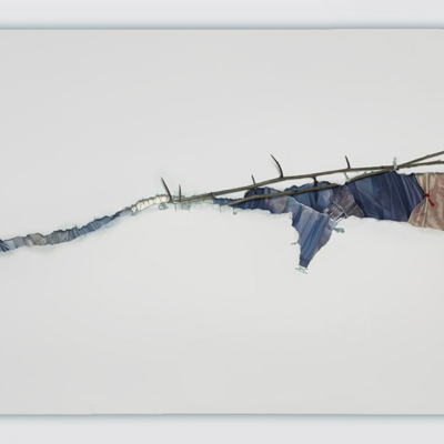 paysage d'hiver abstrait , collage d'éléments, objets divers, papier, aubépine, corde, tissus ,aubépine, sur fond blanc, Sylvie Brodeur