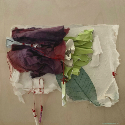abstraction, masse de papier pourpre chiffonnée, avec papiers récupérés vert lime , deux rouleaux de papier suspendus par du fil rouge , sur un panneau de bois naturel .Sylvie Brodeur